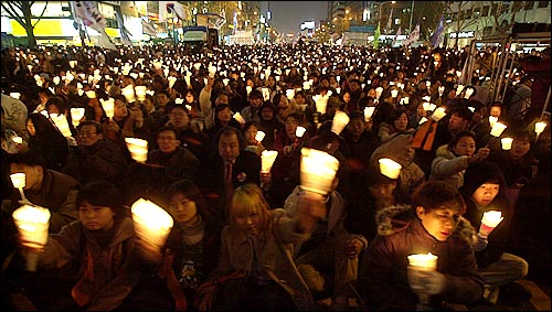 31일 광화문을 촛불로 물들이는 집회 참가자들. 